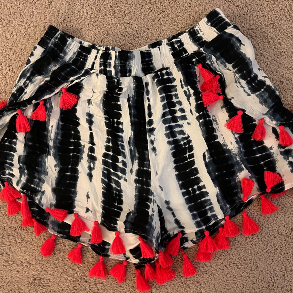 Super cute flowy shorts w tassels